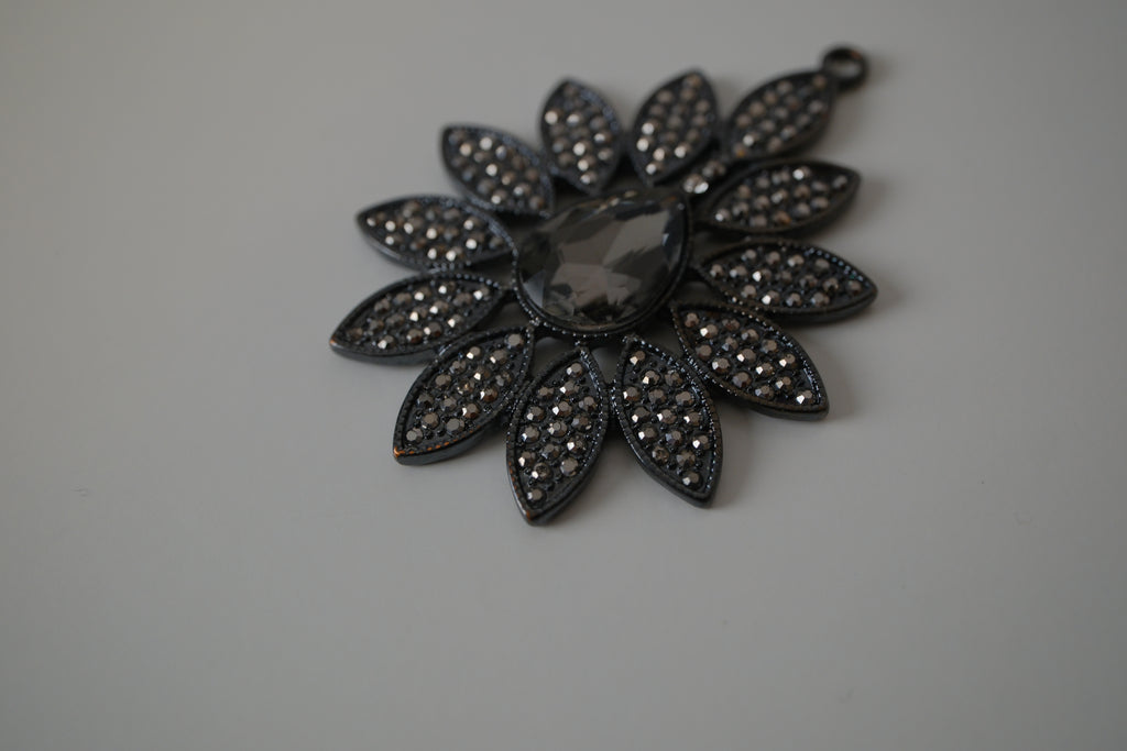 Vintage black crystal flower-design pendant