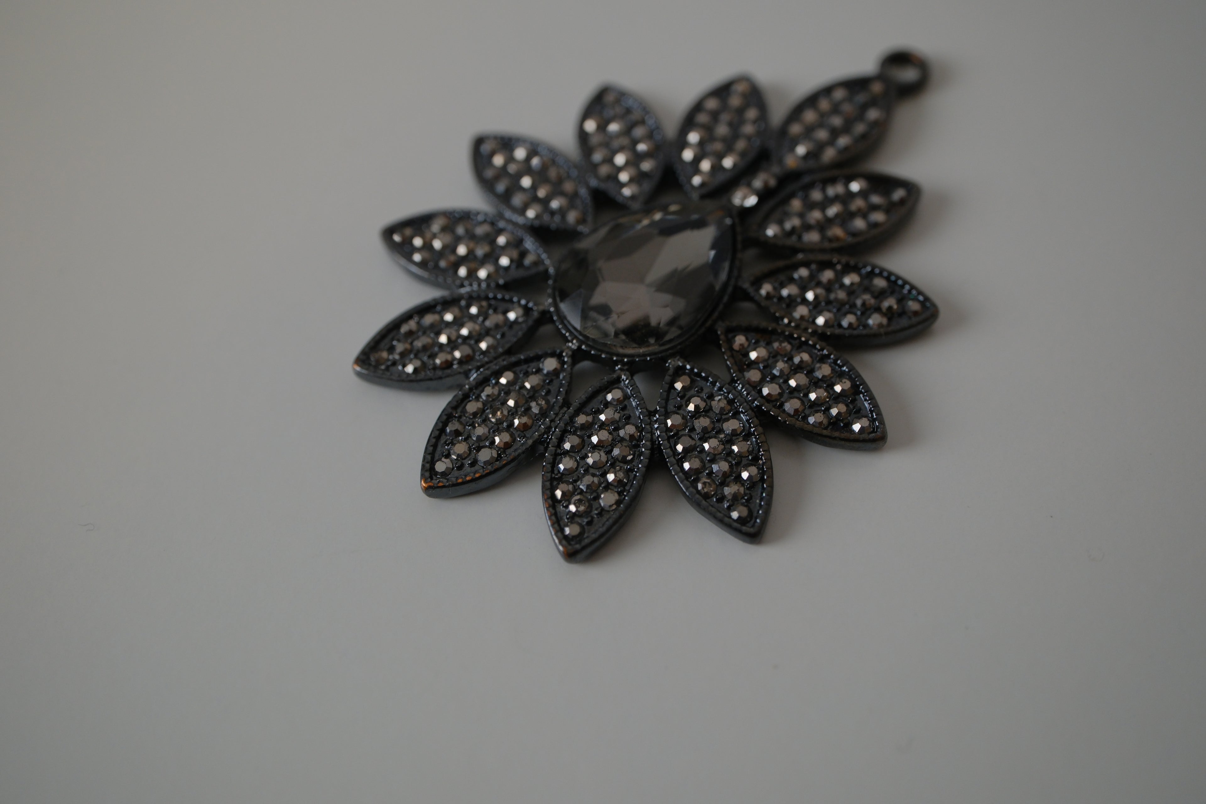 Vintage black crystal flower-design pendant
