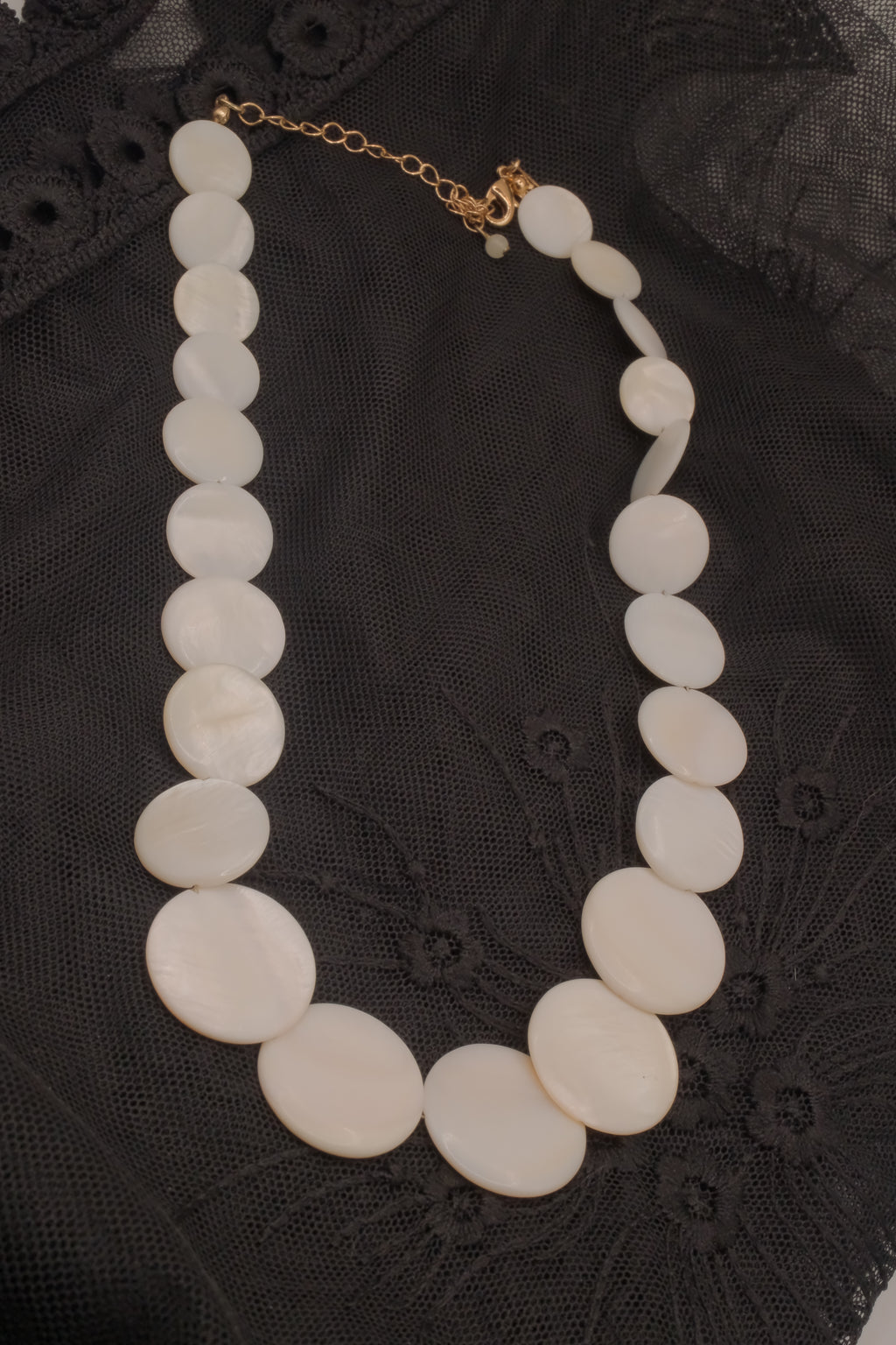 Avon 1982 Newport White Disc Necklace