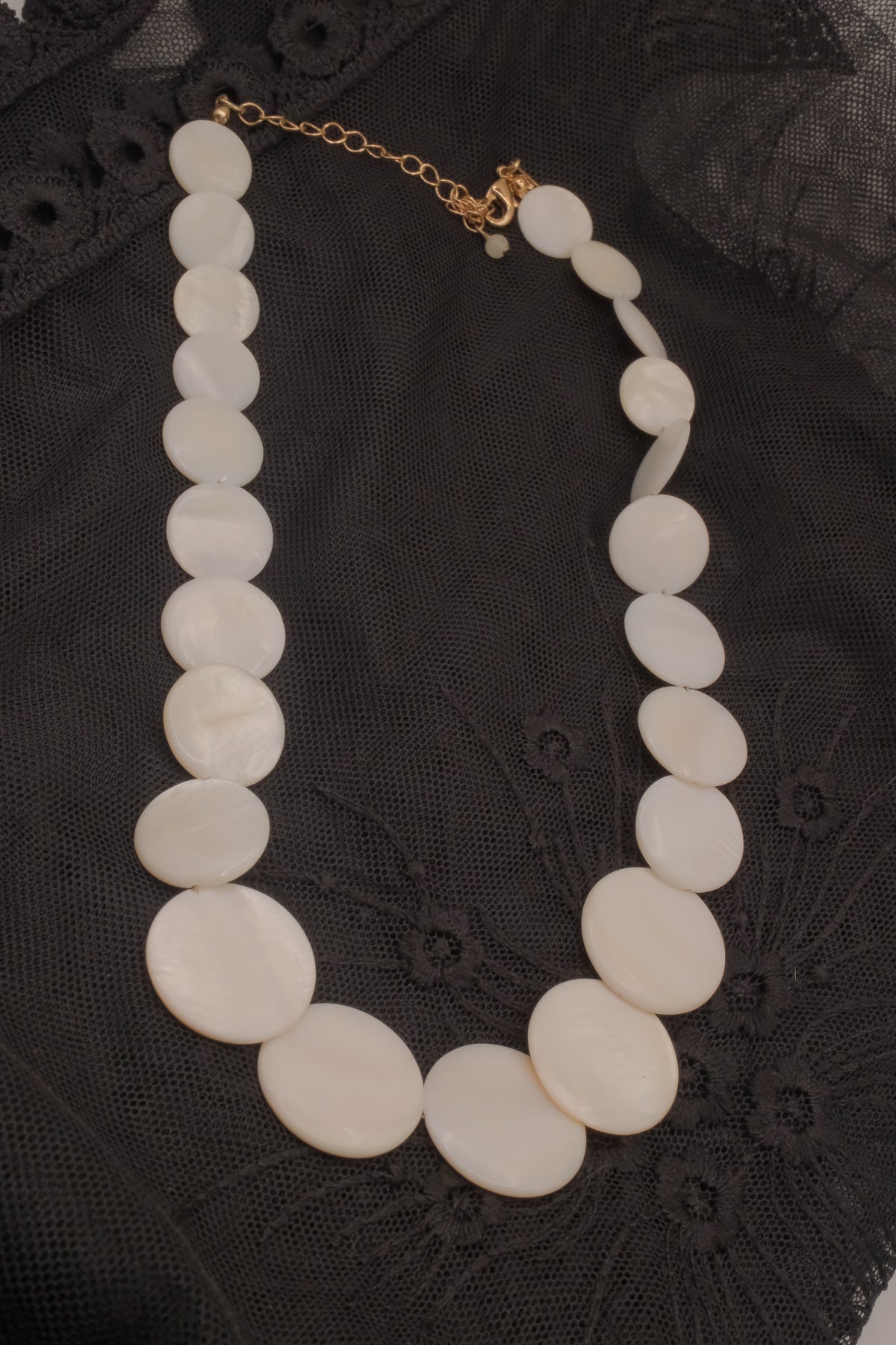 Avon 1982 Newport White Disc Necklace