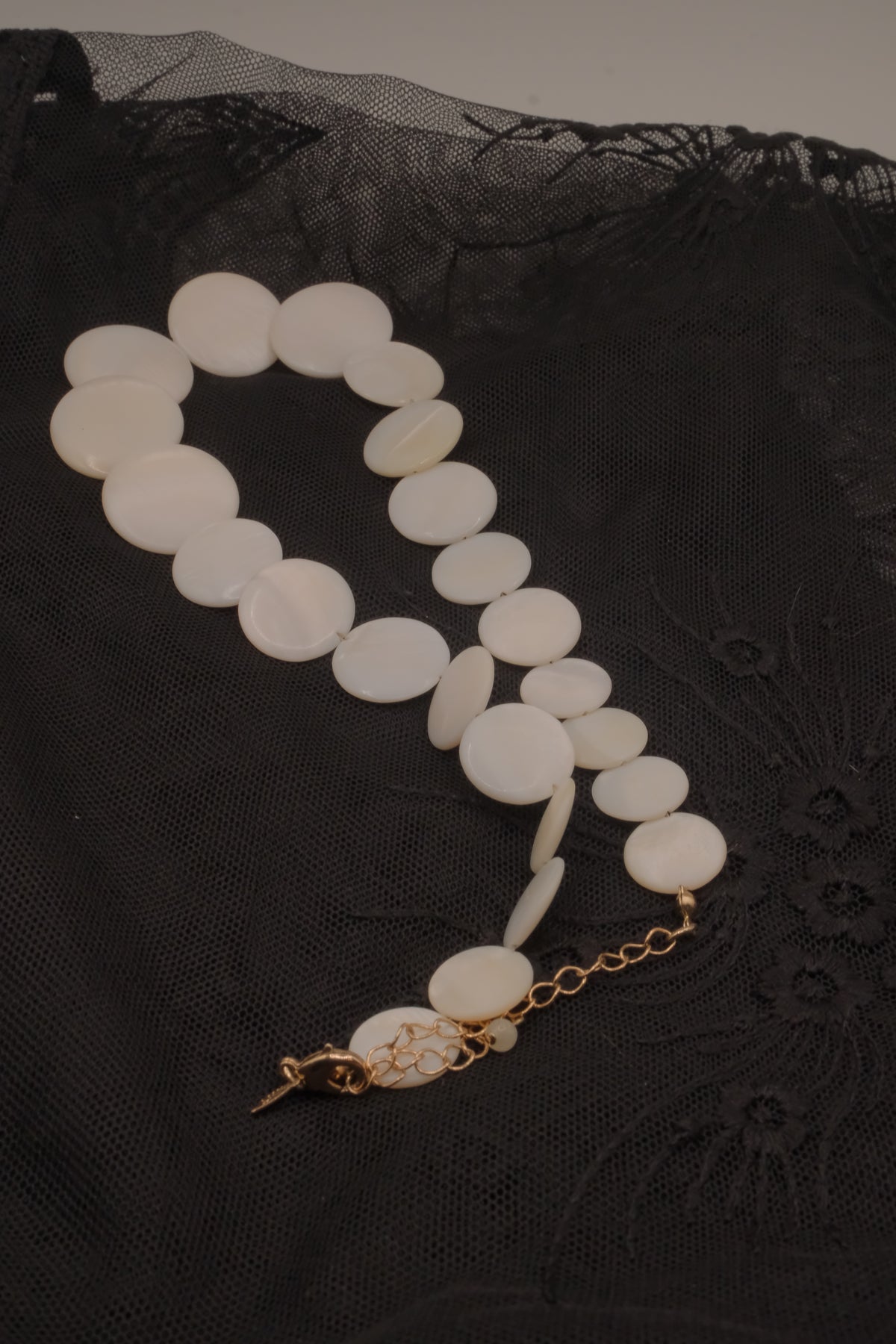 Avon 1982 Newport White Disc Necklace