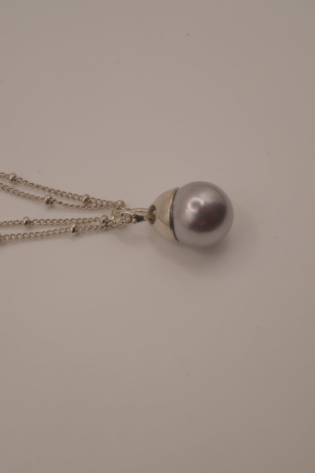 Avon gray faux pearl pendant necklace
