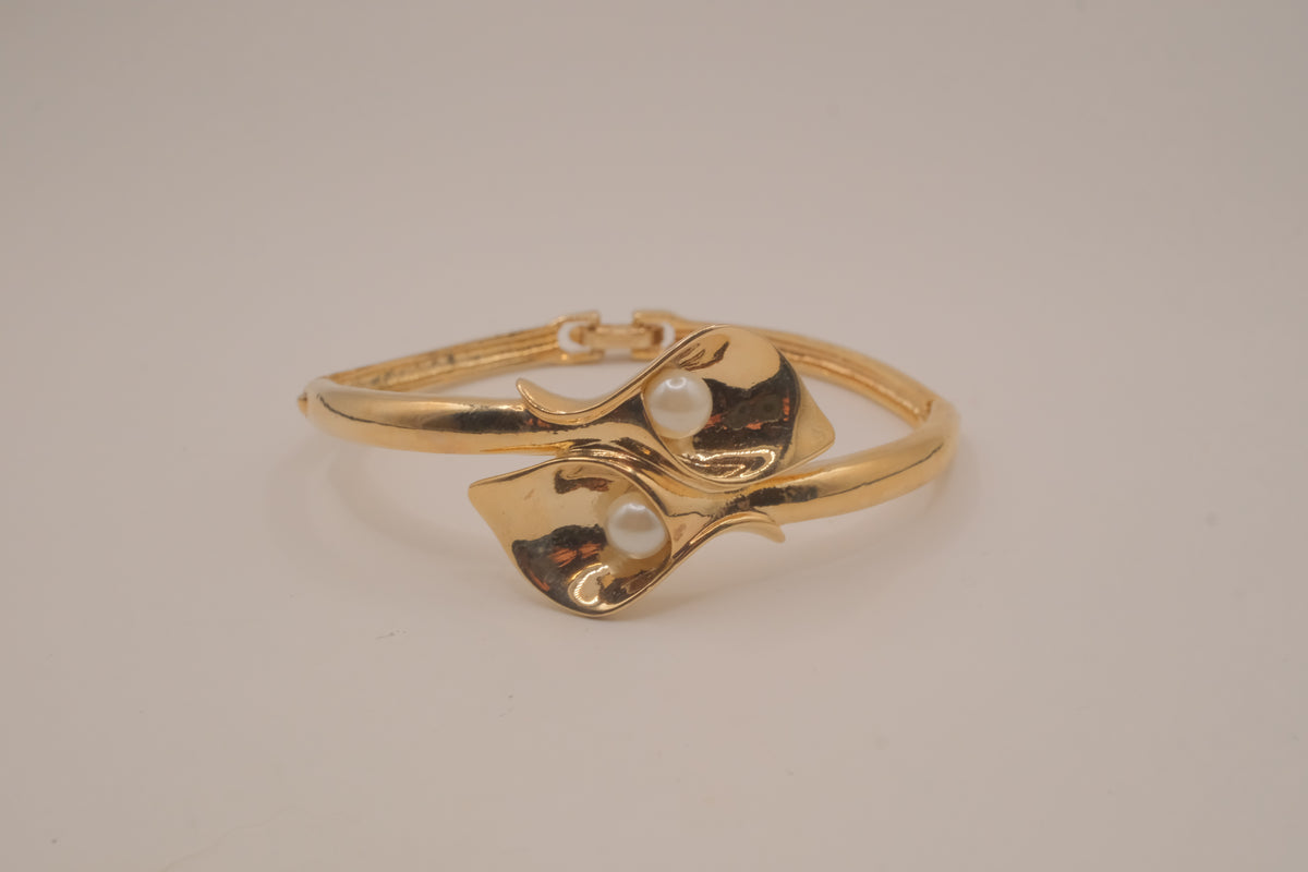 Vintage Avon gold-tone calla lily hinged bangle bracelet