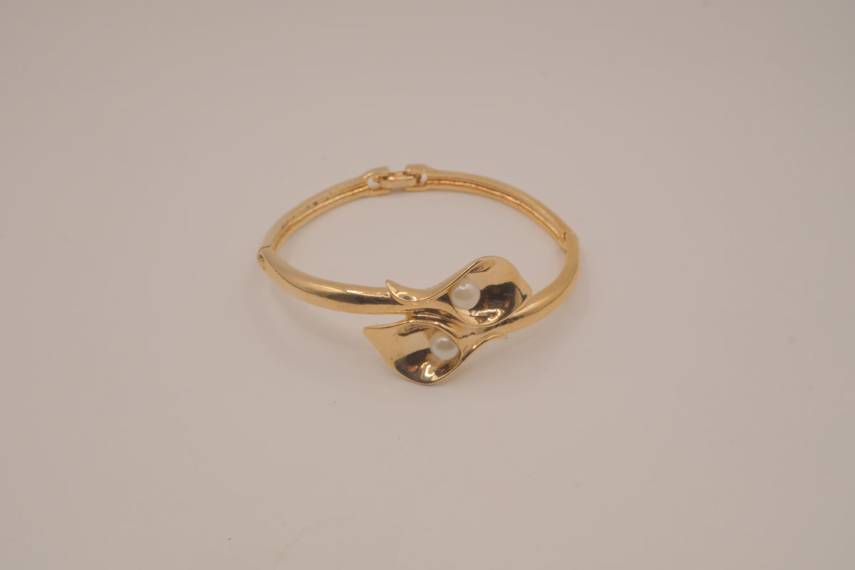 Vintage Avon gold-tone calla lily hinged bangle bracelet