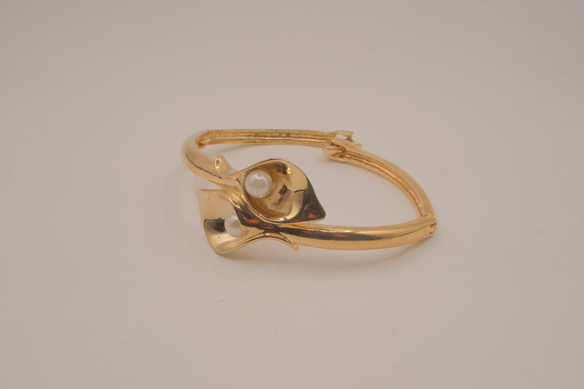 Vintage Avon gold-tone calla lily hinged bangle bracelet