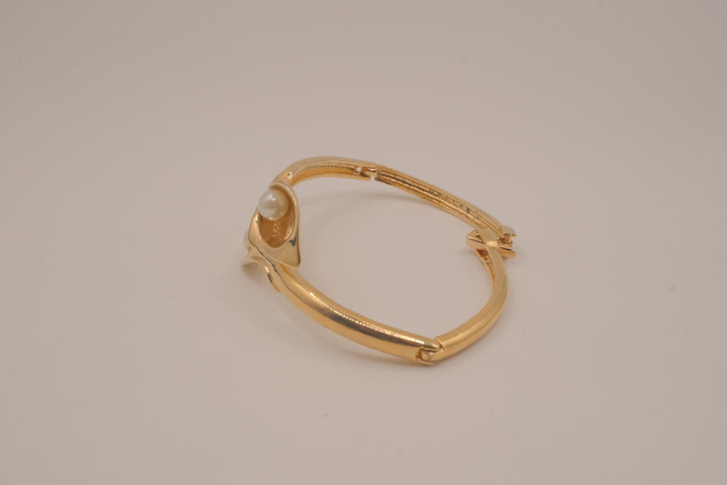 Vintage Avon gold-tone calla lily hinged bangle bracelet