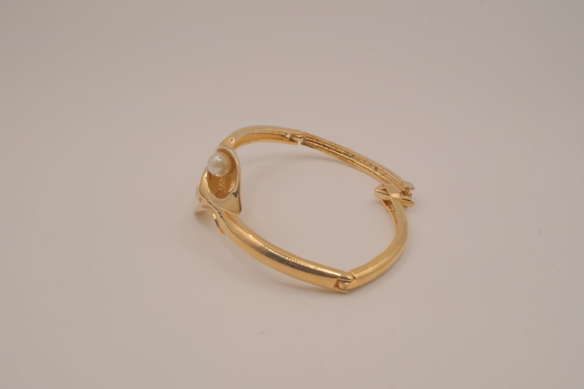 Vintage Avon gold-tone calla lily hinged bangle bracelet