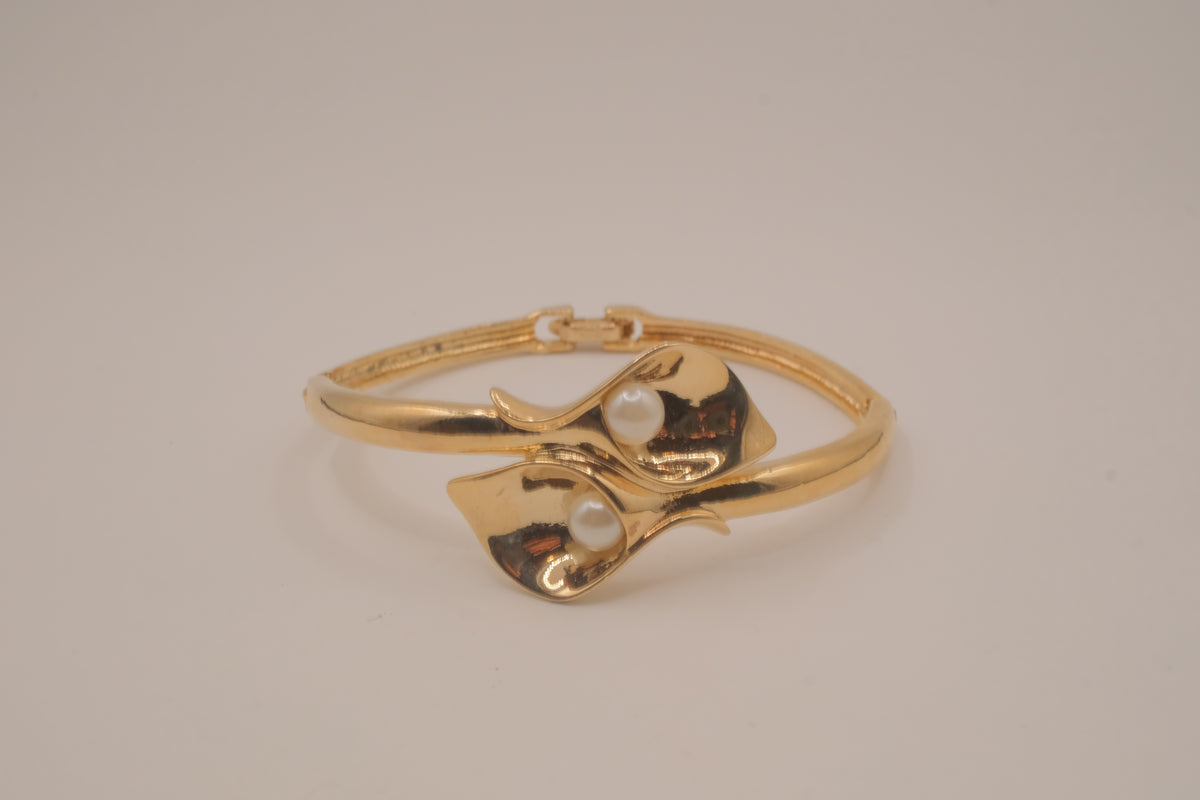 Vintage Avon gold-tone calla lily hinged bangle bracelet
