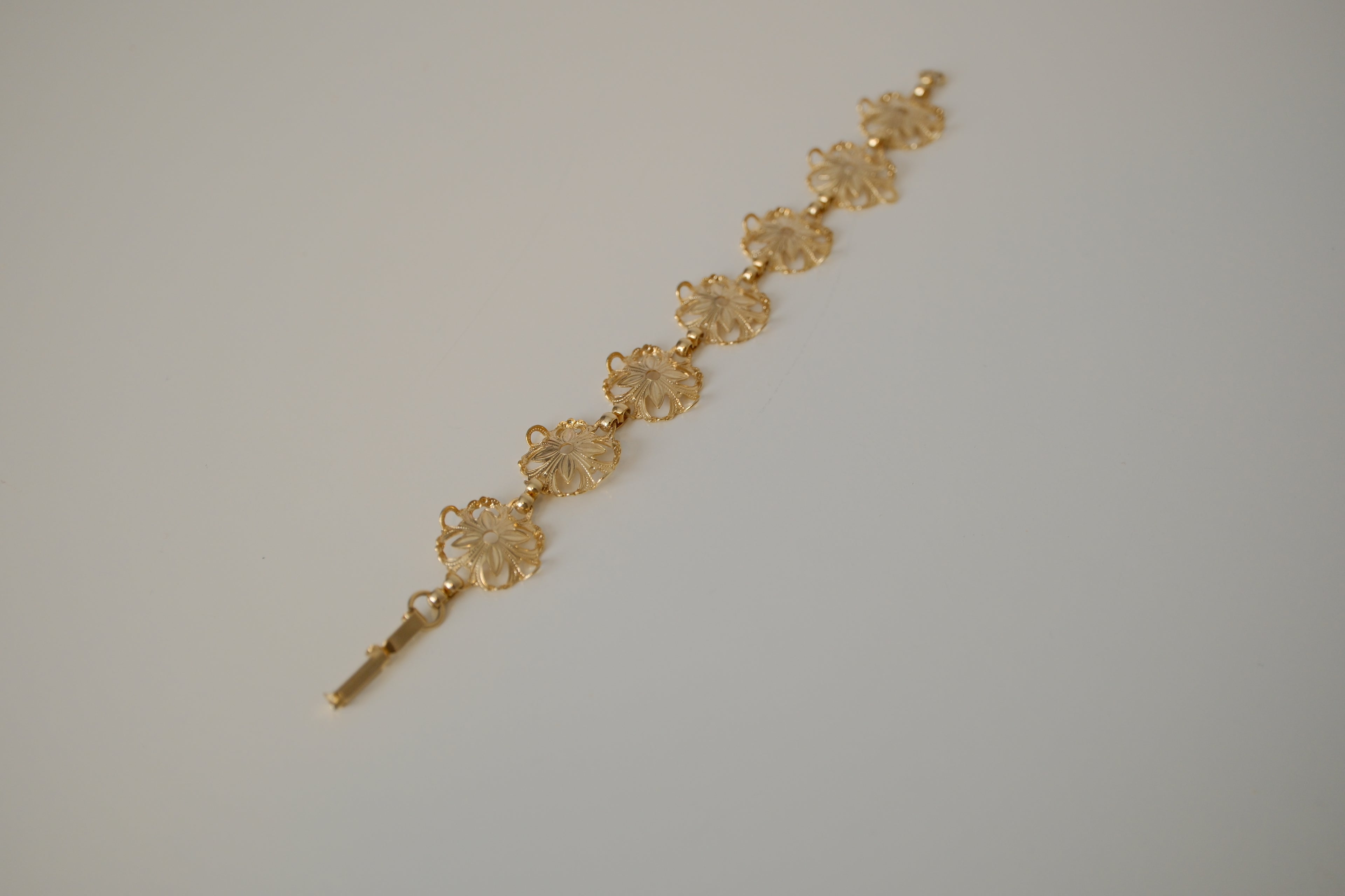 Vintage gold-toned floral bracelet&nbsp;