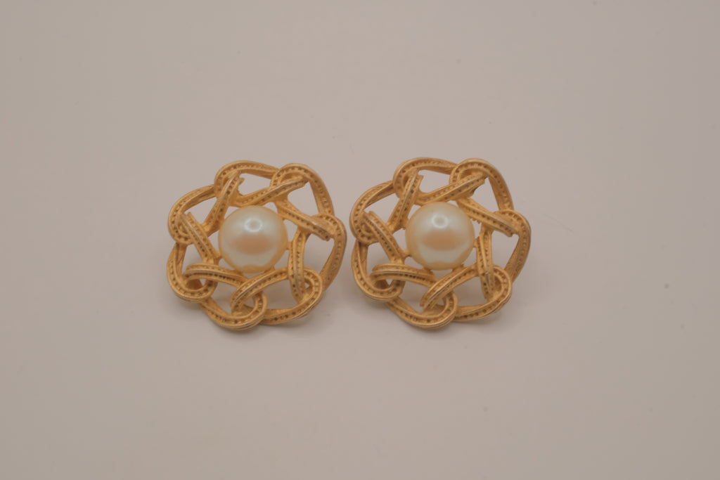 Vintage 1980s Richelieu open-work floral earrings (pierced ears)