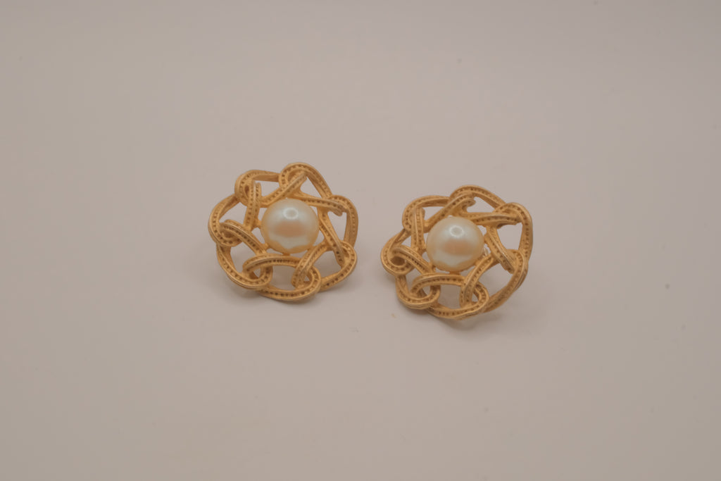 Vintage 1980s Richelieu open-work floral earrings (pierced ears)