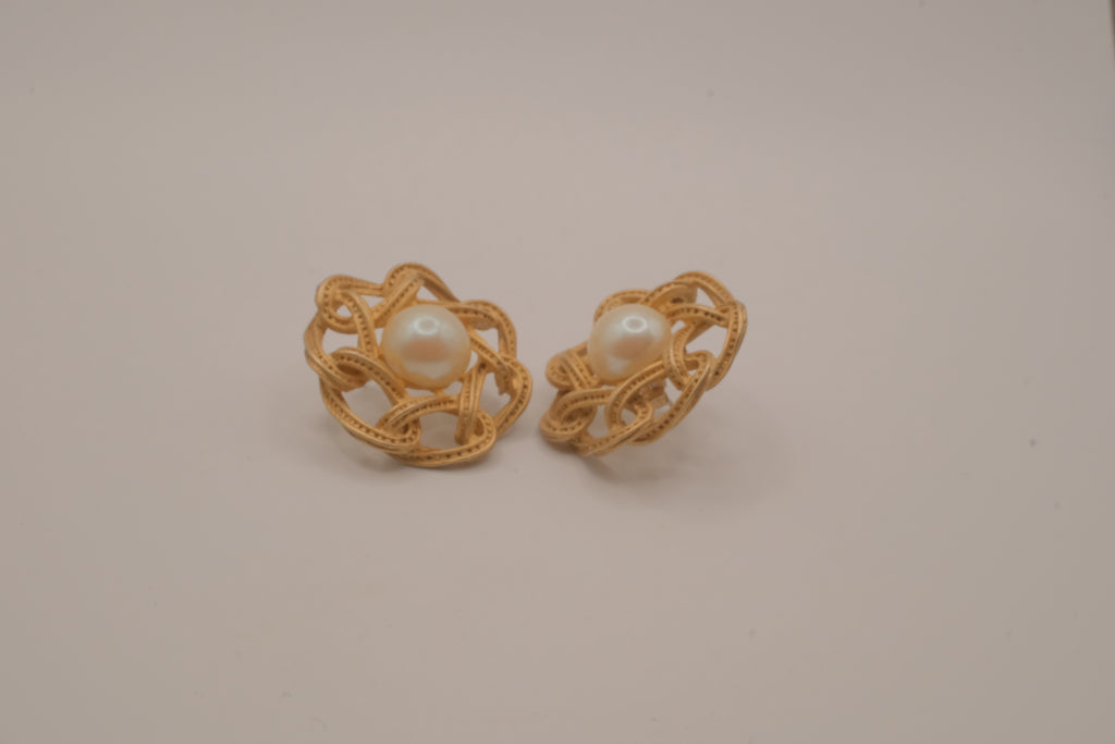 Vintage 1980s Richelieu open-work floral earrings (pierced ears)