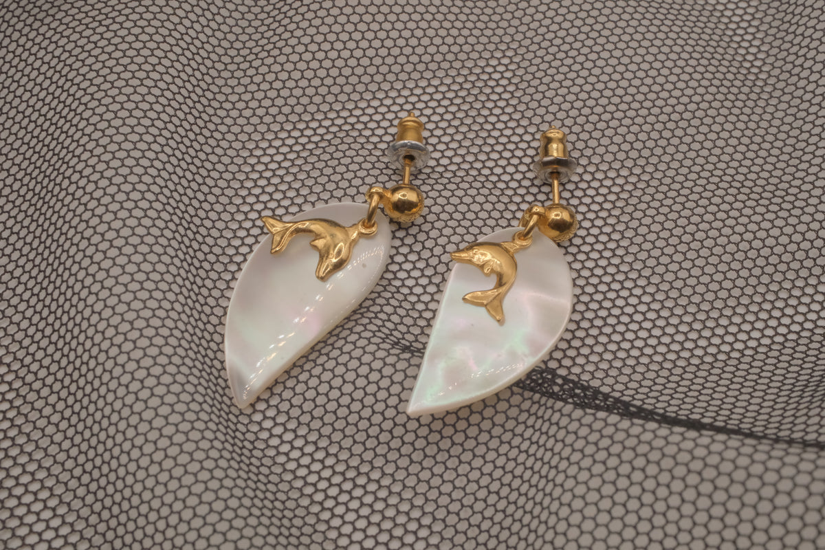 Gold dolphin mother-of-pearl earrings&nbsp;