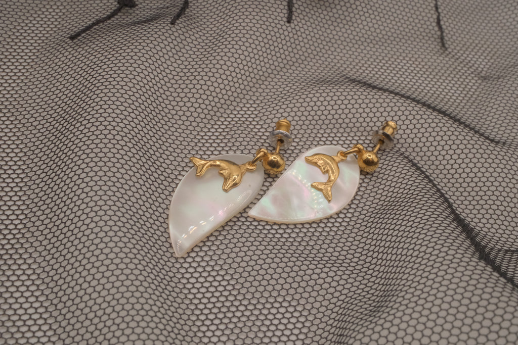 Gold dolphin mother-of-pearl earrings&nbsp;