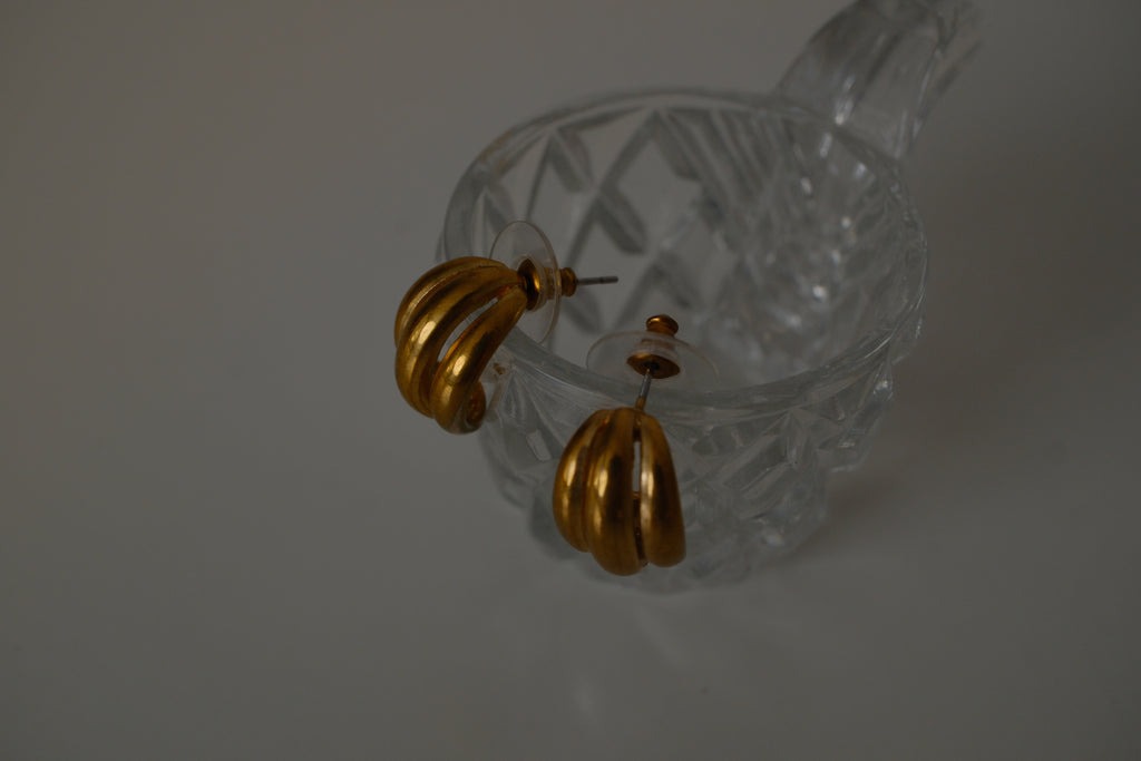 Vintage Gold toned ribbed earrings