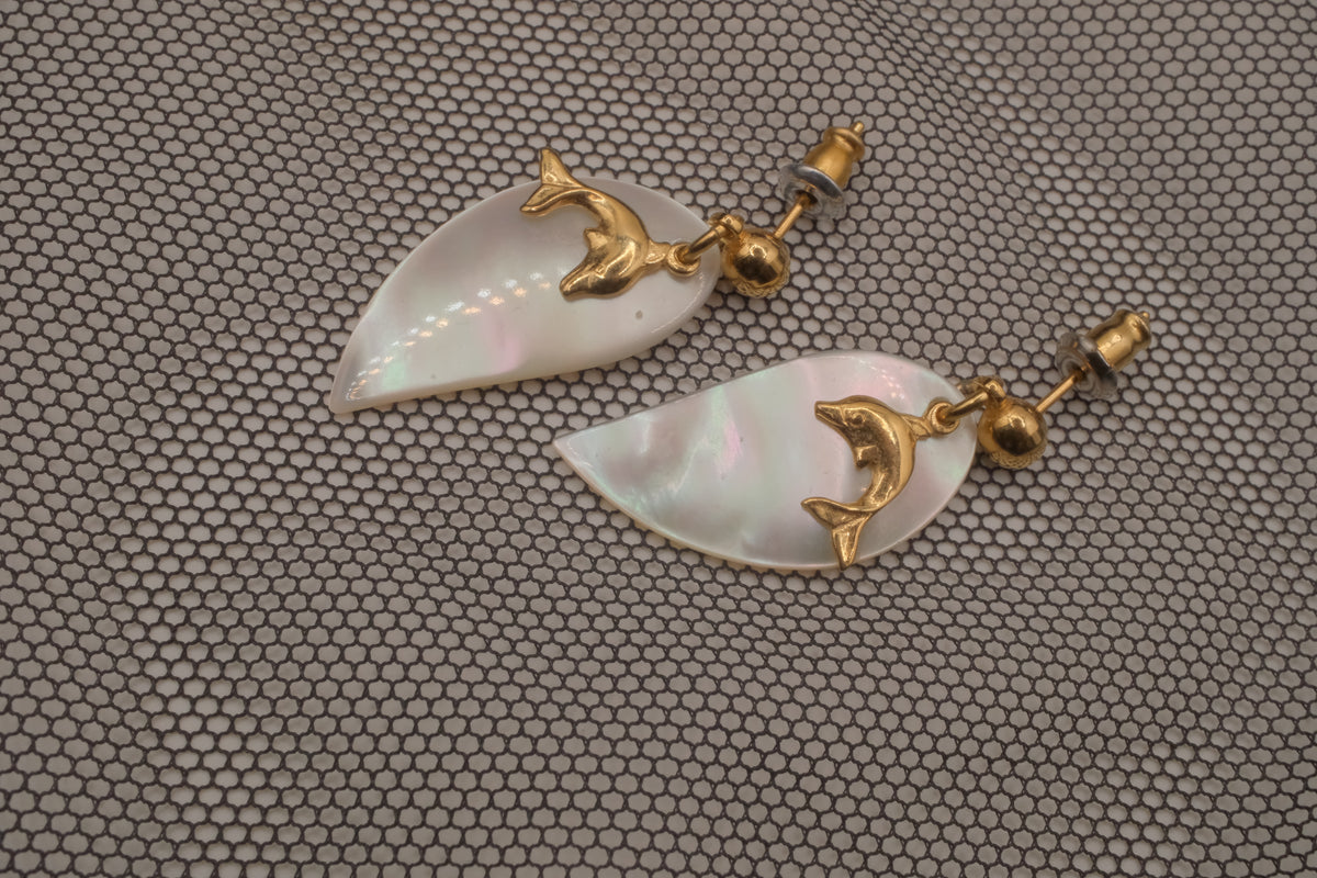Gold dolphin mother-of-pearl earrings&nbsp;