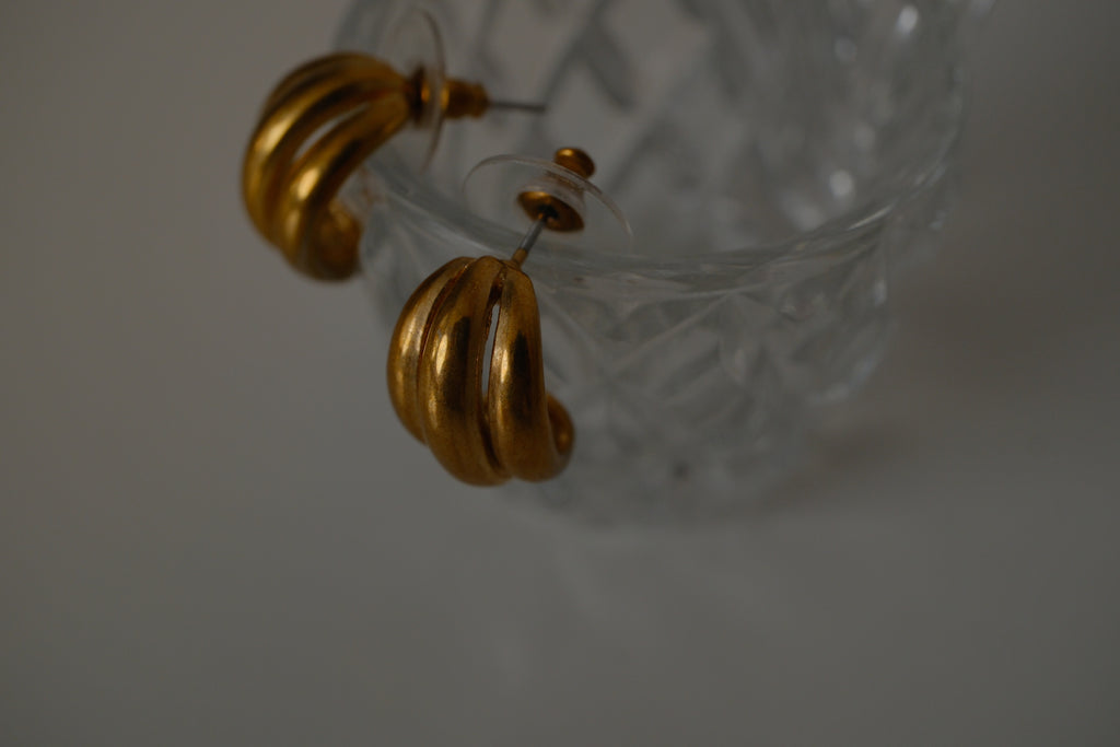 Vintage Gold toned ribbed earrings
