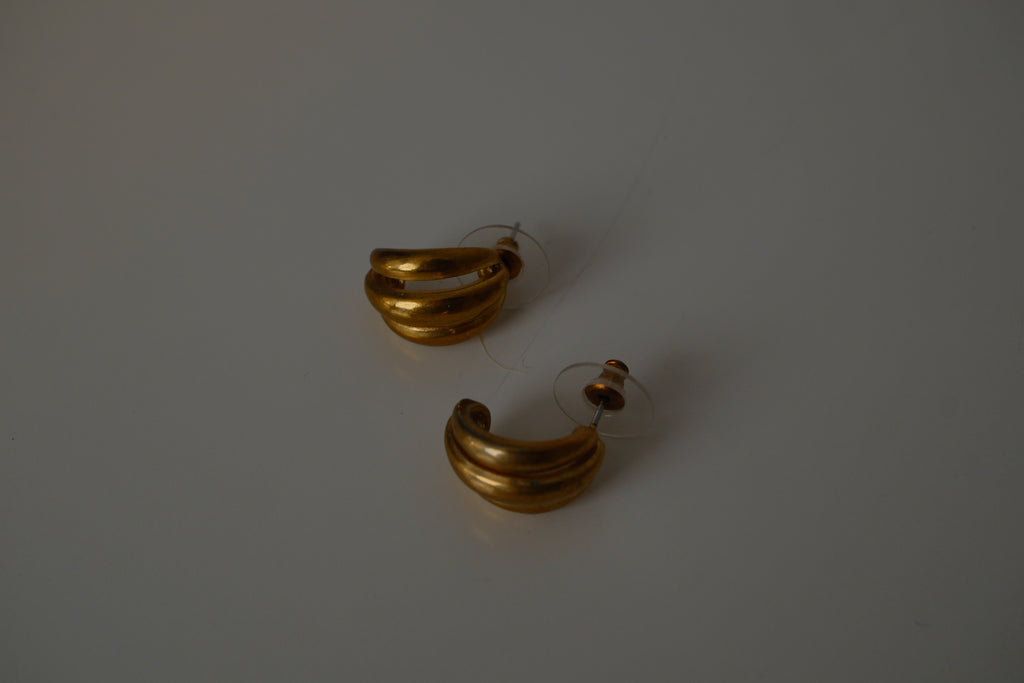 Vintage Gold toned ribbed earrings