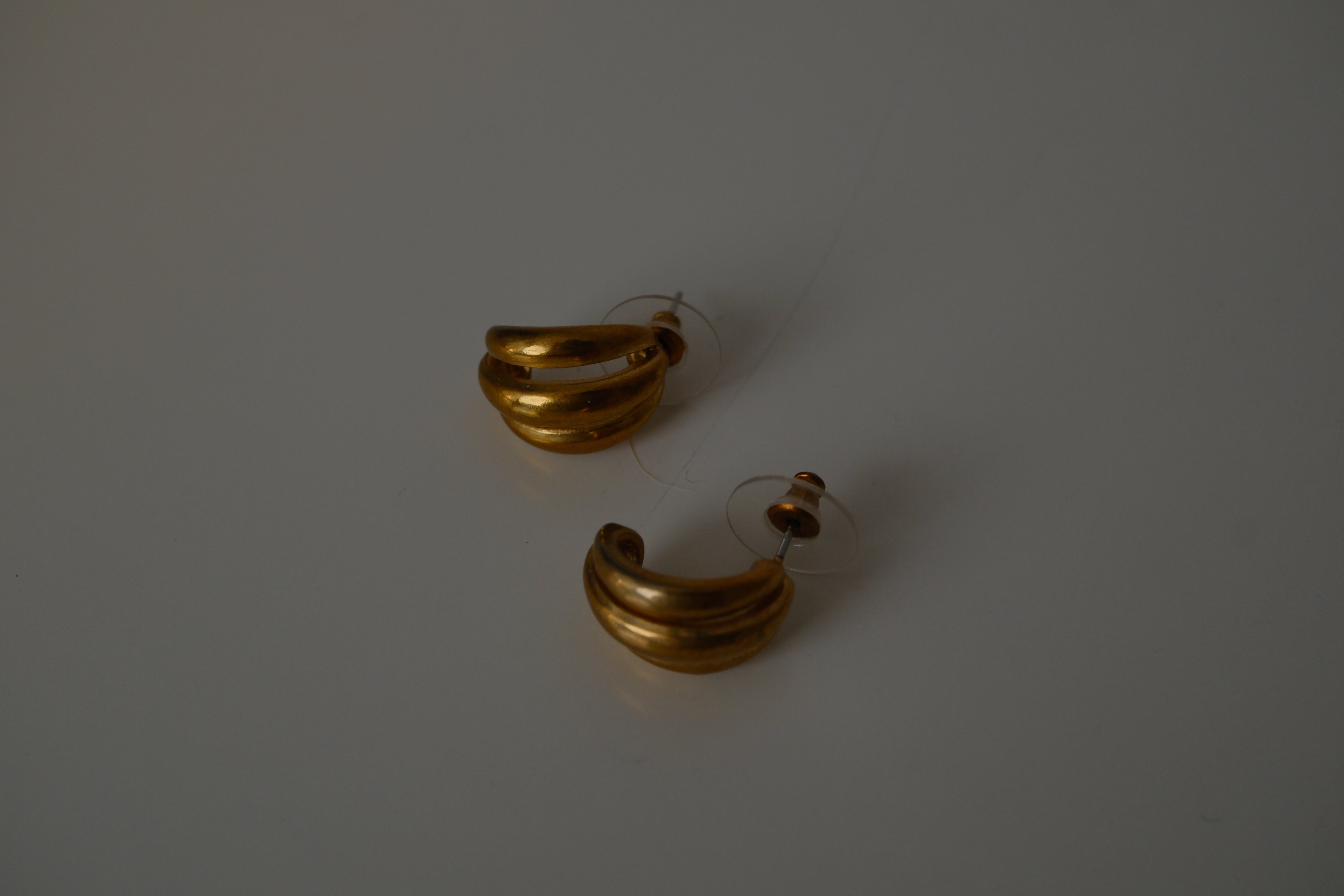 Vintage Gold toned ribbed earrings