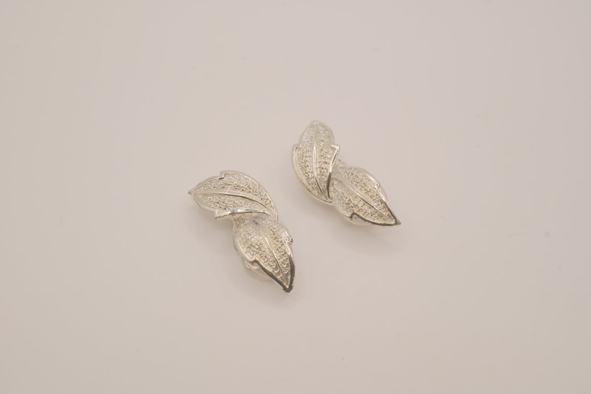 Vintage leaf clip-on earrings&nbsp;