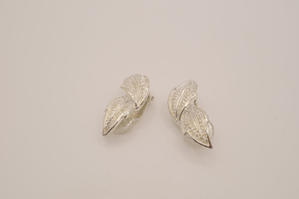 Vintage leaf clip-on earrings&nbsp;