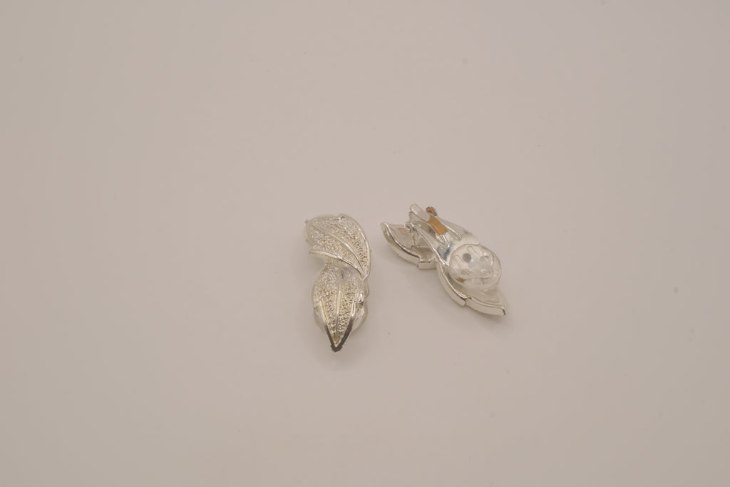 Vintage leaf clip-on earrings&nbsp;