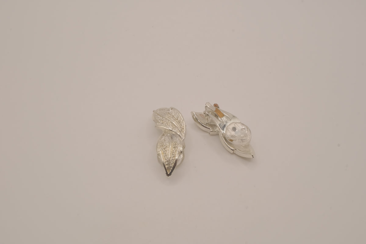 Vintage leaf clip-on earrings&nbsp;
