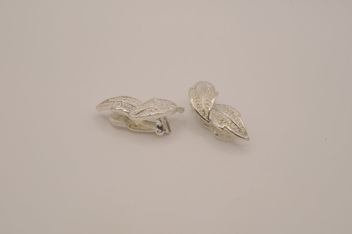 Vintage leaf clip-on earrings&nbsp;