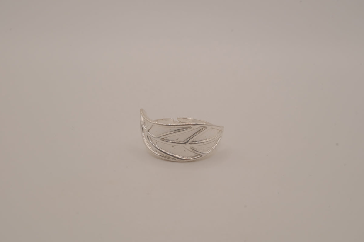 Openwork silver tone leaf ring