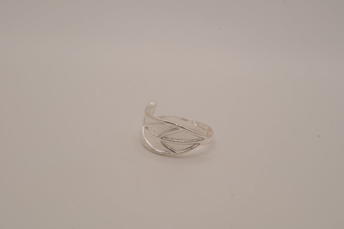 Openwork silver tone leaf ring
