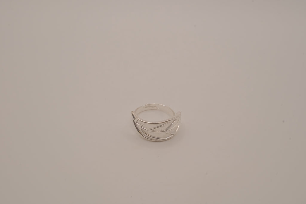 Openwork silver tone leaf ring