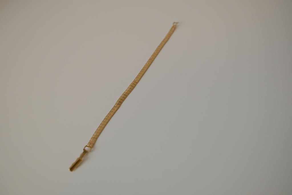 Avon dainty gold tone flexible link bracelet