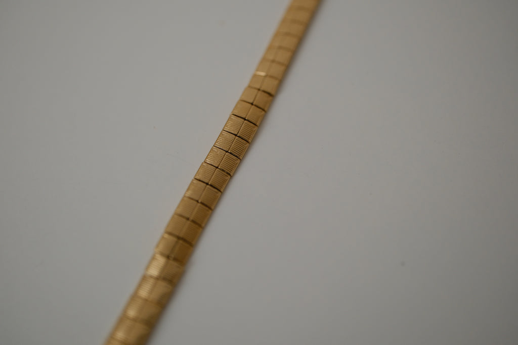 Avon dainty gold tone flexible link bracelet