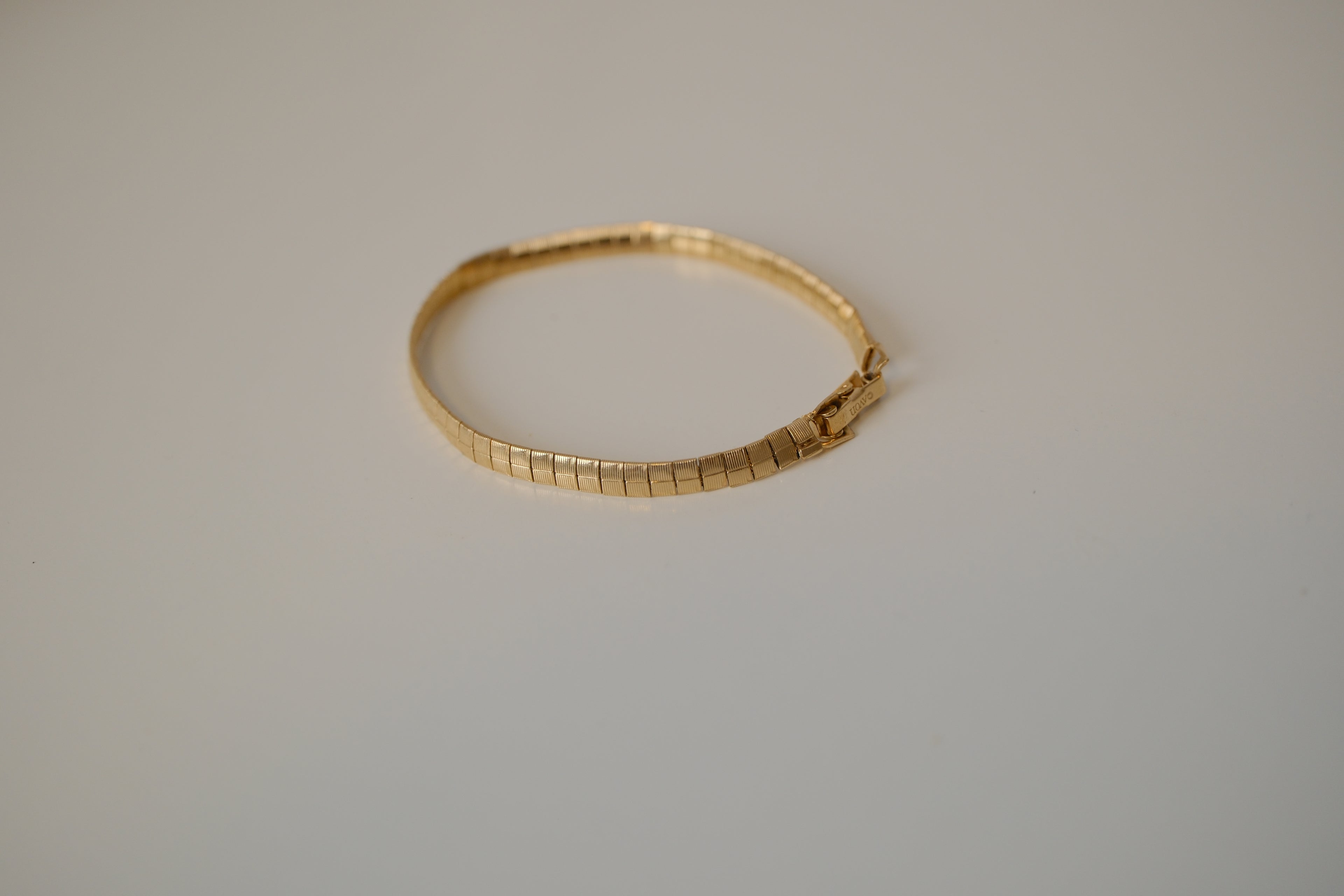 Avon dainty gold tone flexible link bracelet