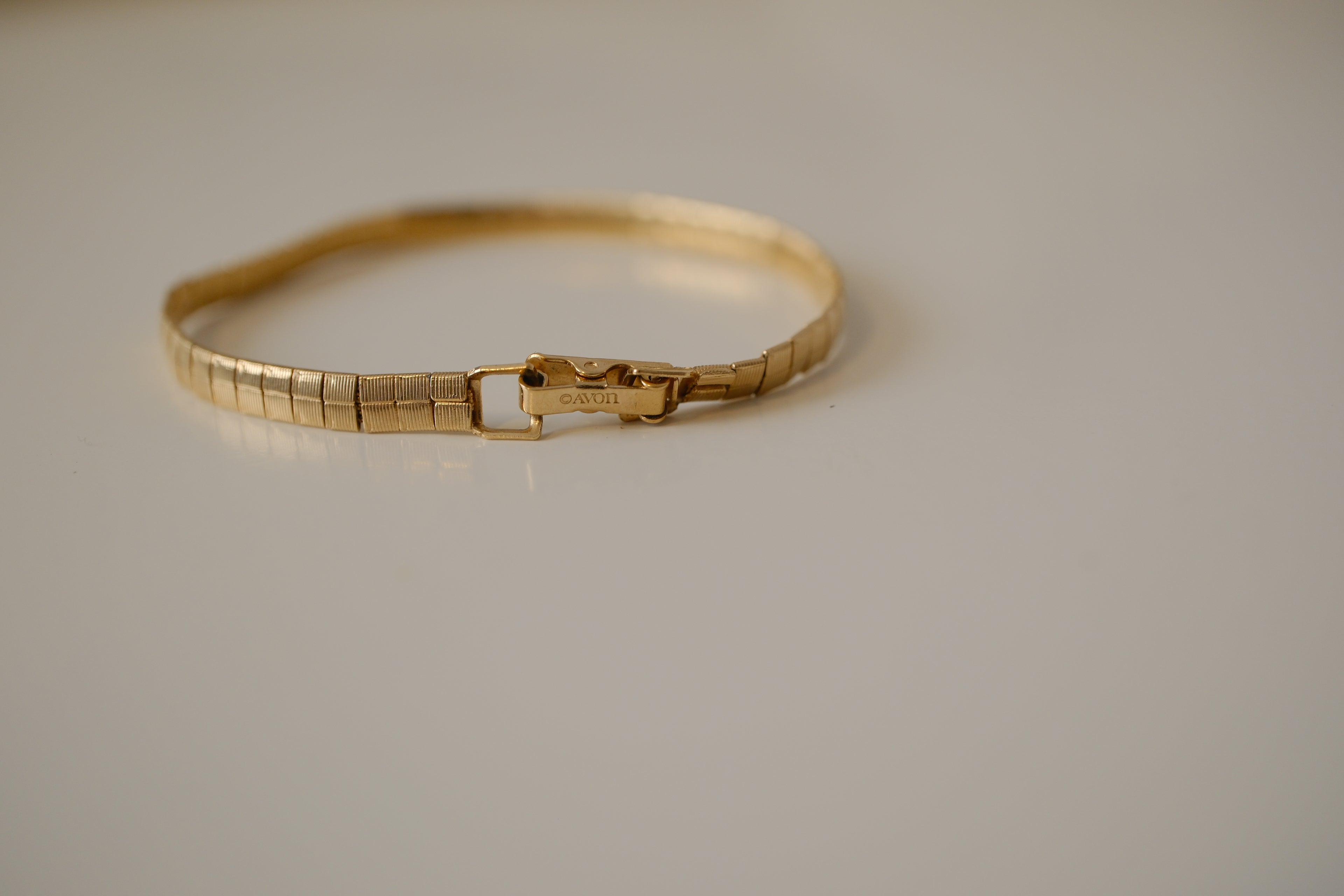 Avon dainty gold tone flexible link bracelet