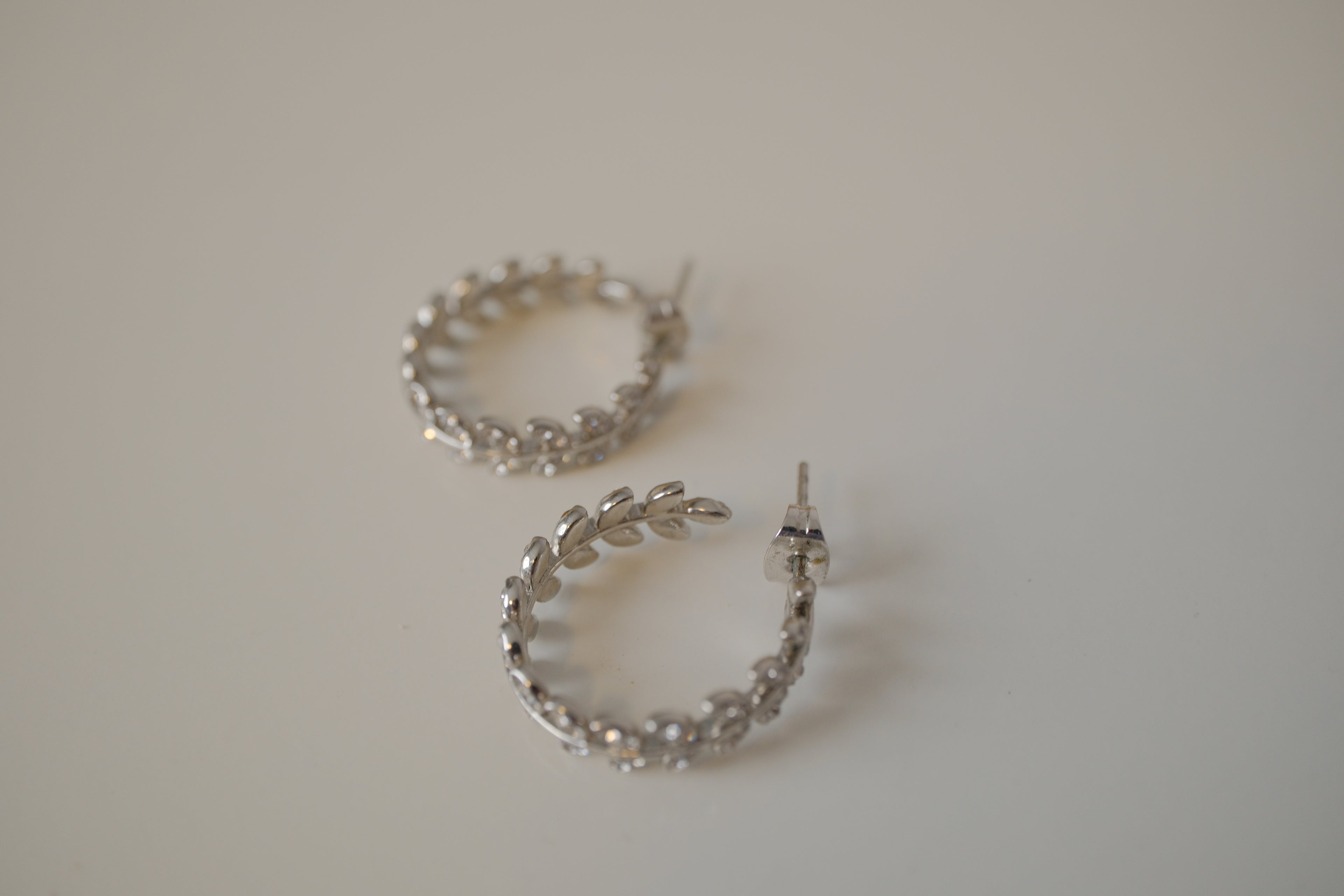 Vintage silver tone leaf hoop earrings