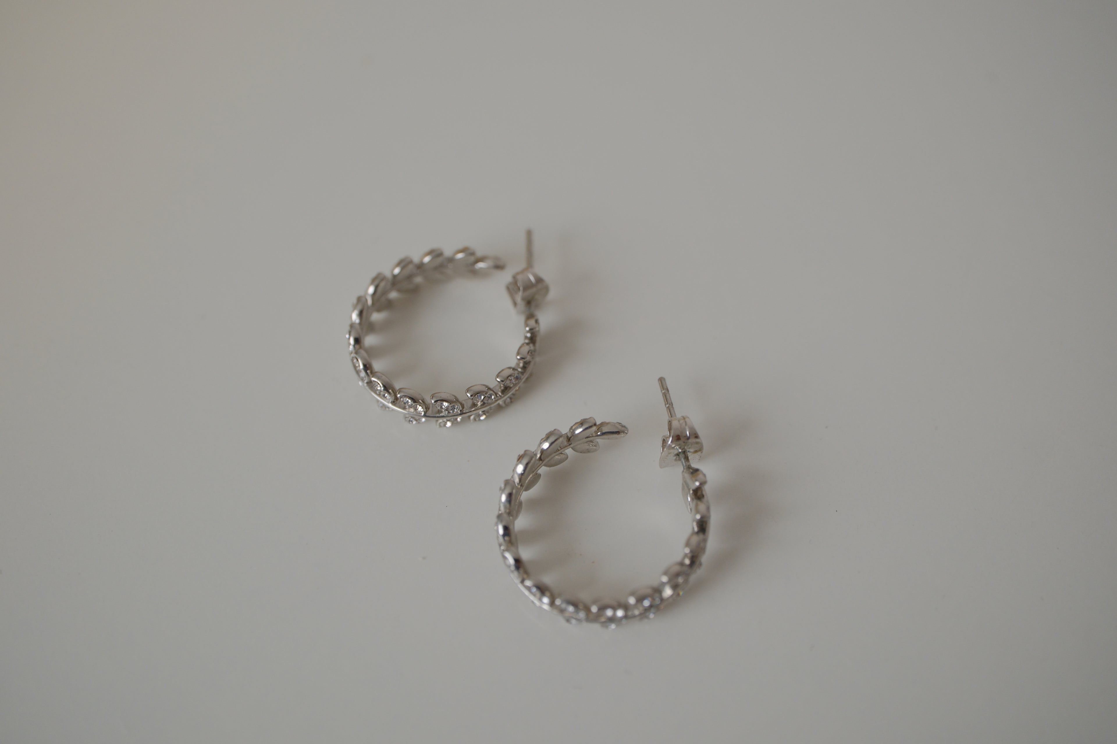 Vintage silver tone leaf hoop earrings
