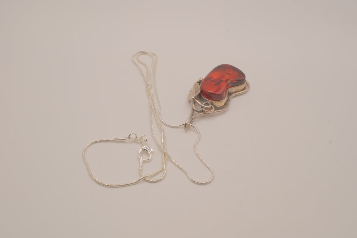 Vintage Sterling silver Baltic amber pendant &nbsp;necklace
