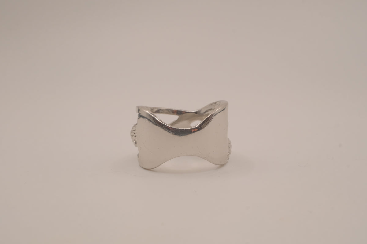 Vintage silver tone crisscross ring