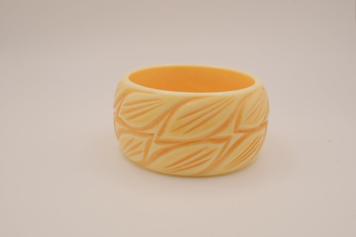 Vintage deeply carved Bakelite bangle bracelet