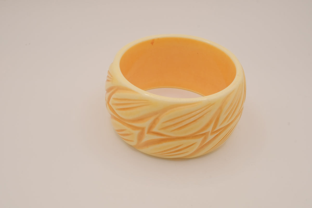 Vintage deeply carved Bakelite bangle bracelet