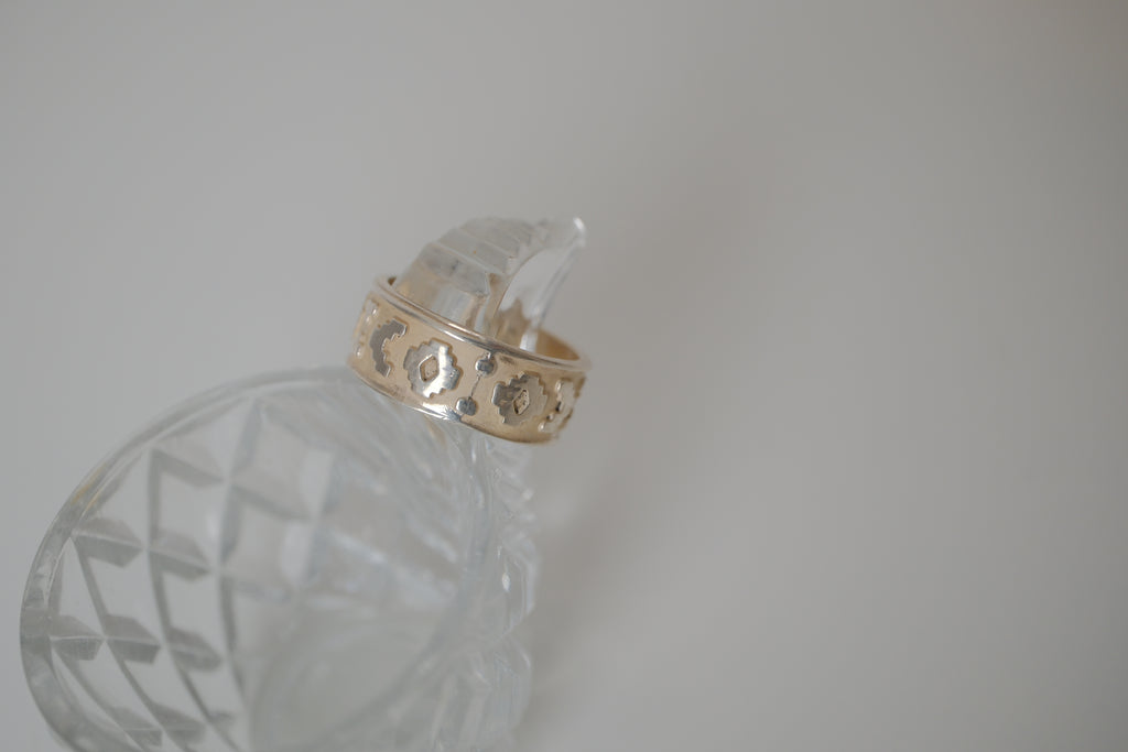 Vintage Sterling silver floral pattern band ring