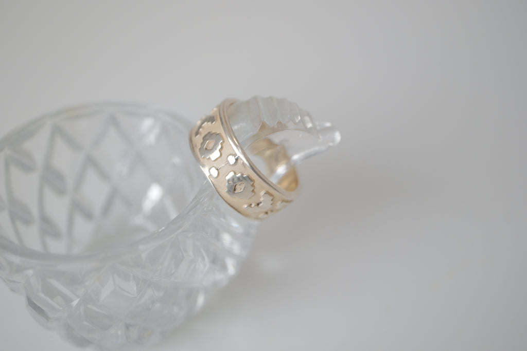 Vintage Sterling silver floral pattern band ring