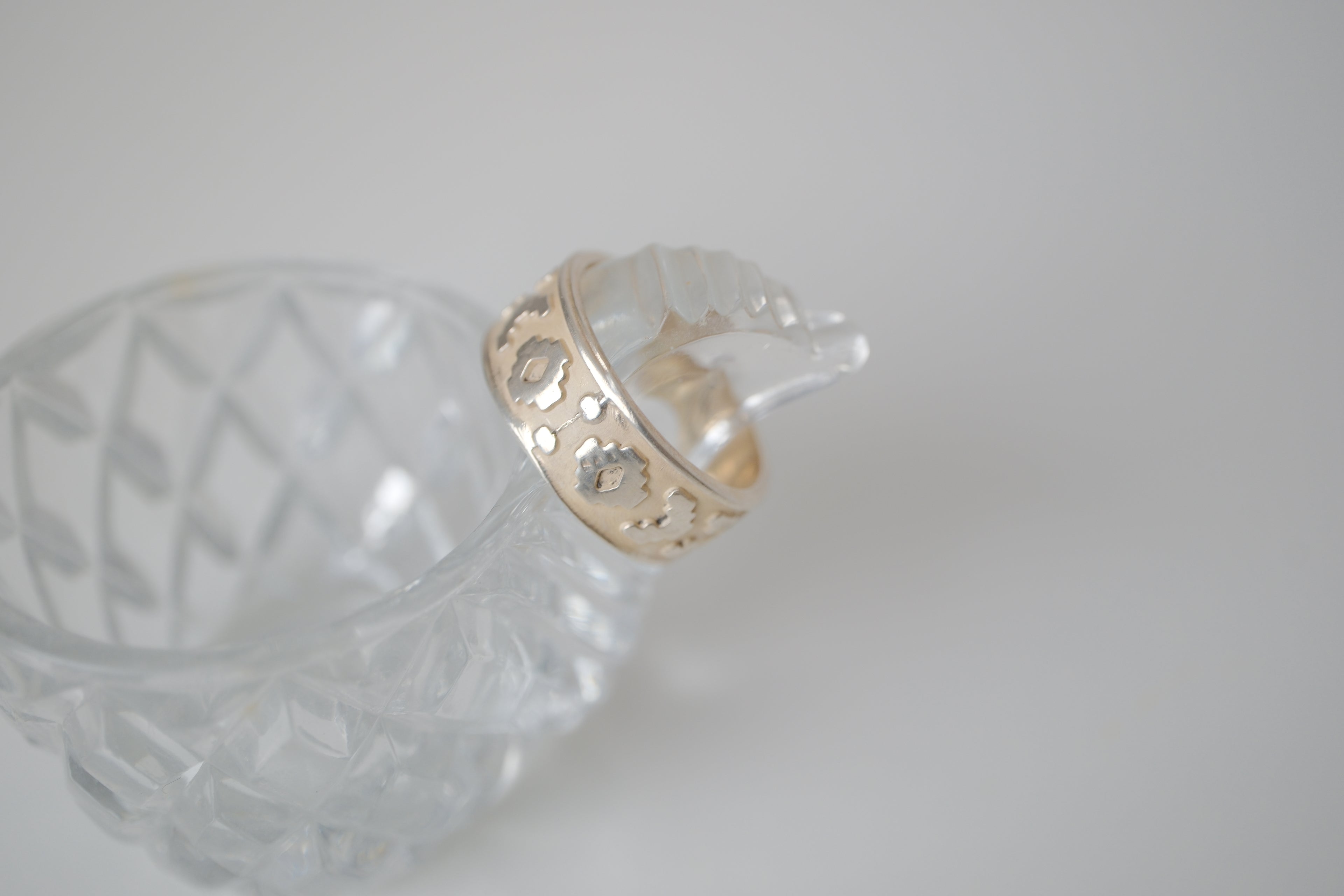 Vintage Sterling silver floral pattern band ring