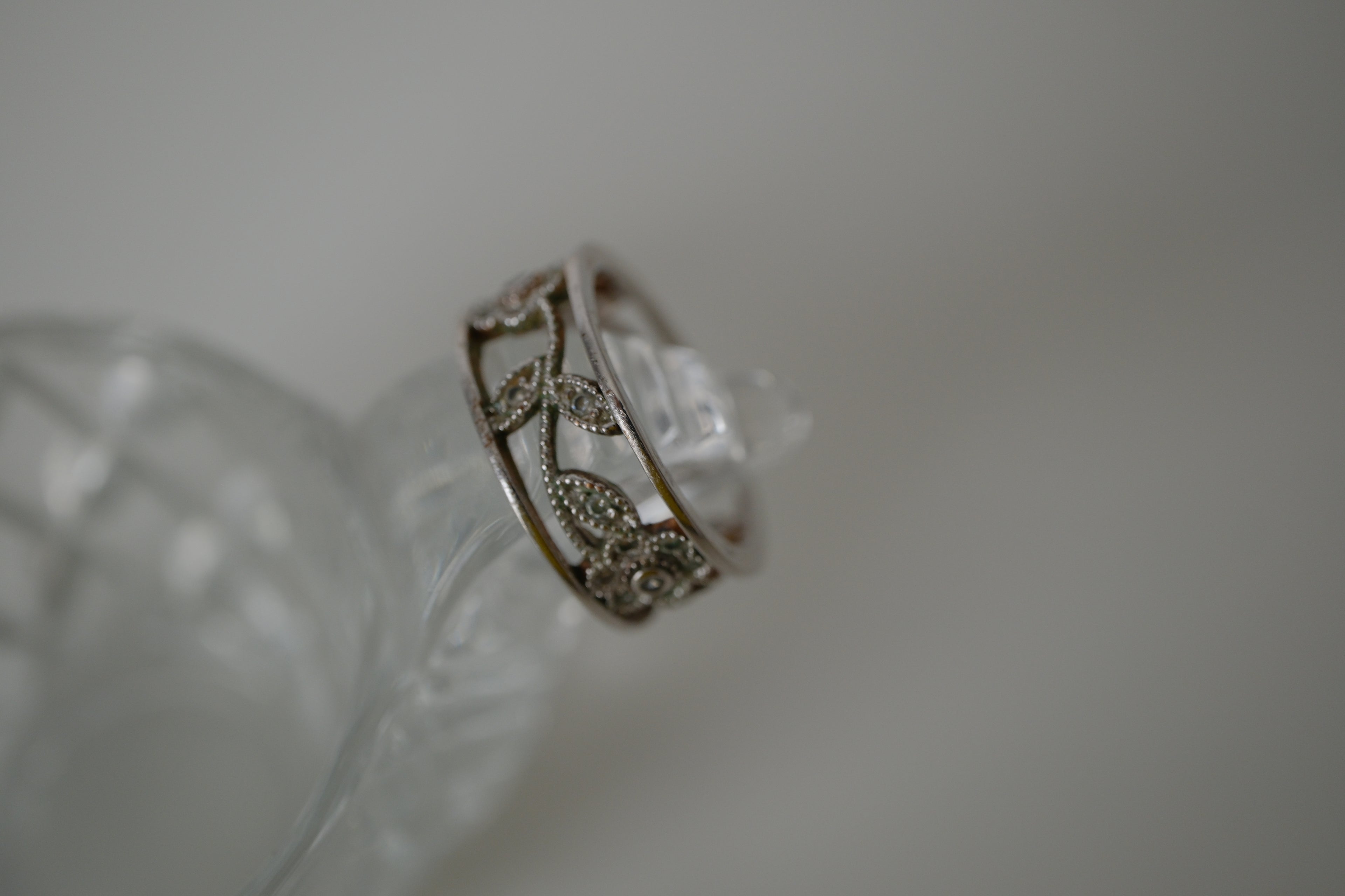 Vintage floral and vine filigree design ring