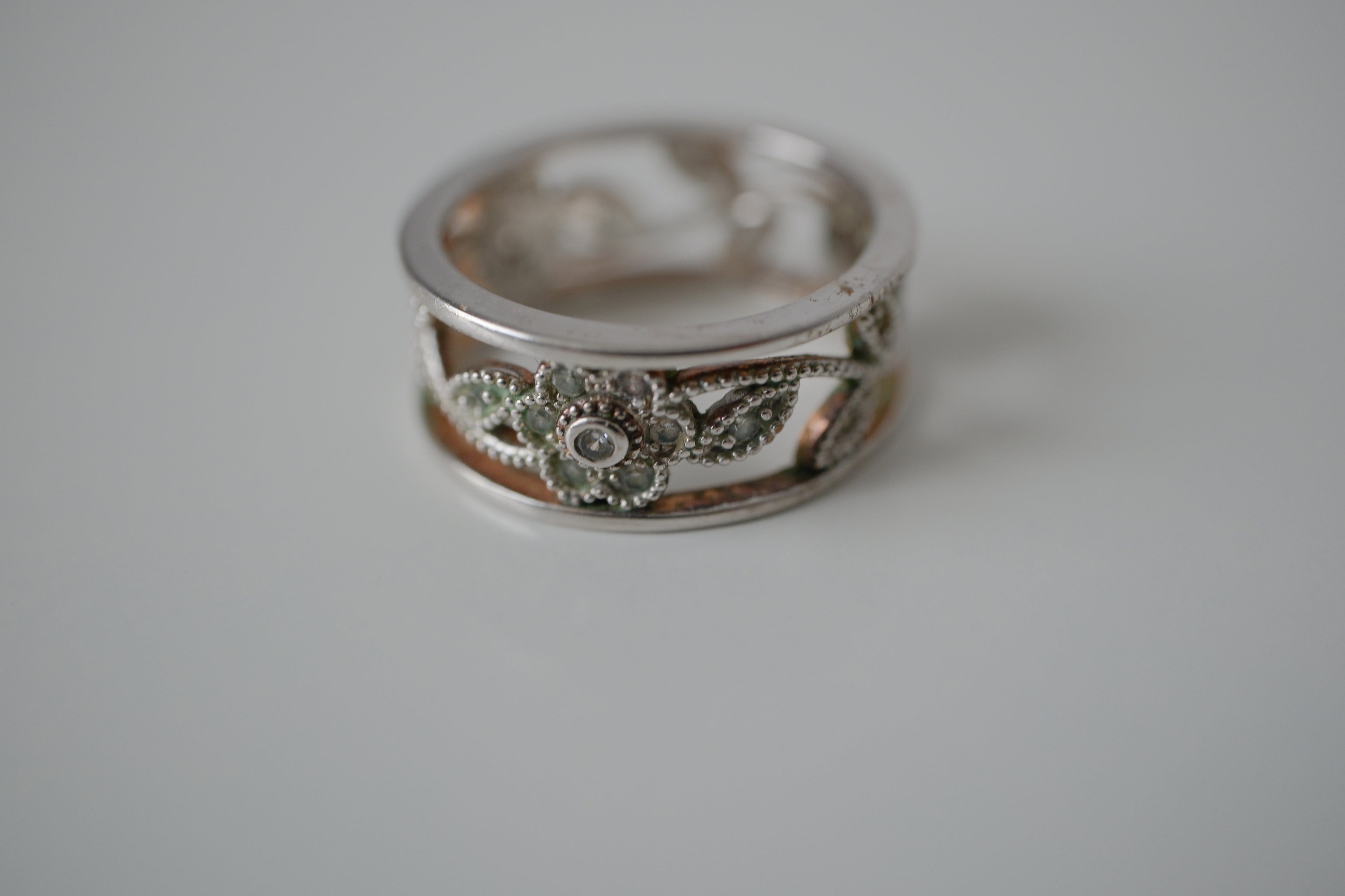 Vintage floral and vine filigree design ring