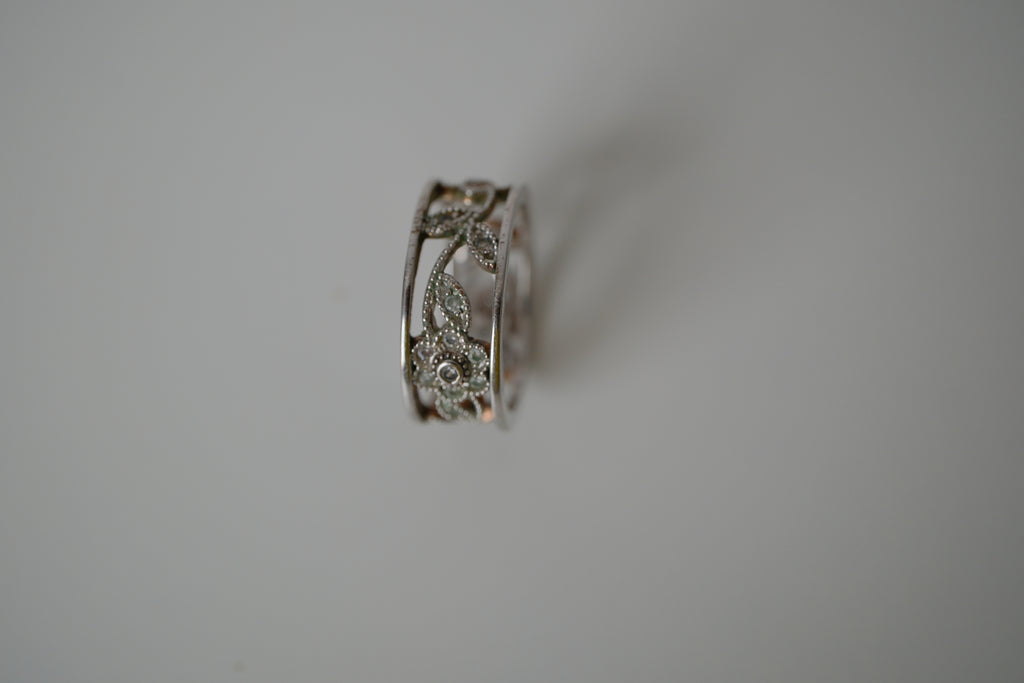 Vintage floral and vine filigree design ring