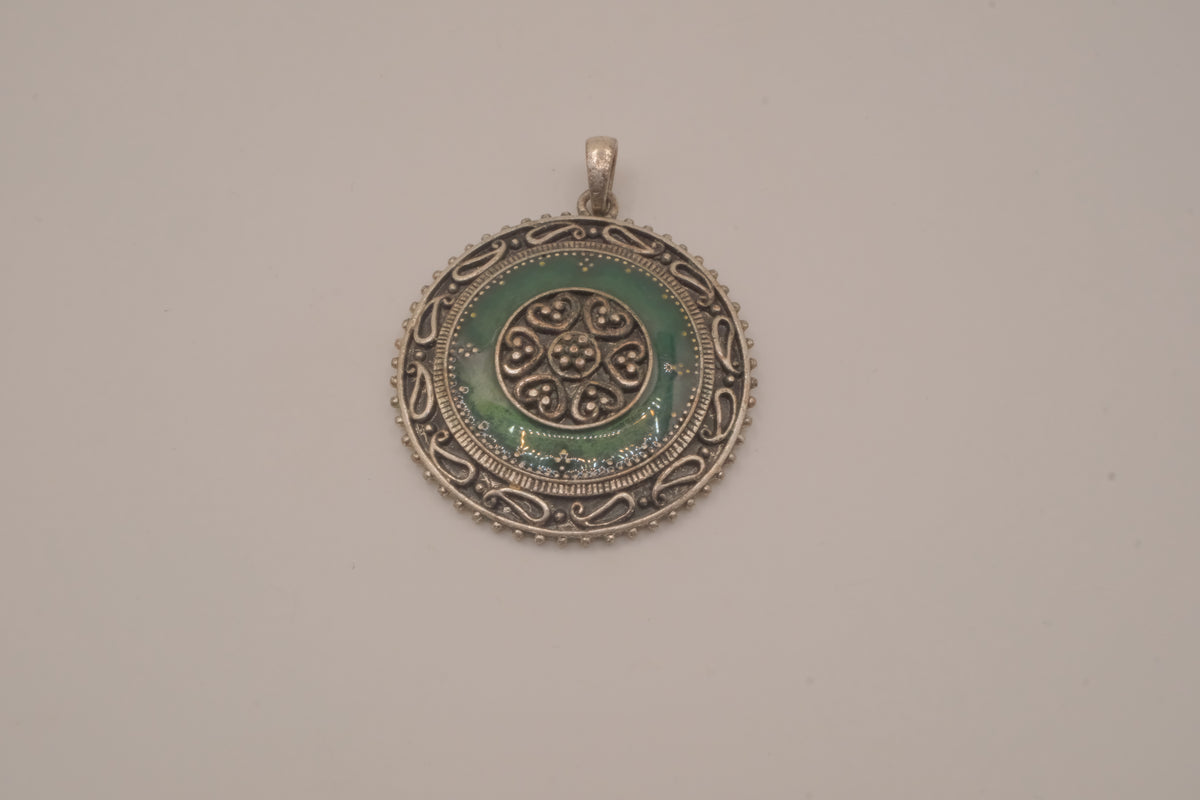 Vintage filigree medallion pendant&nbsp;