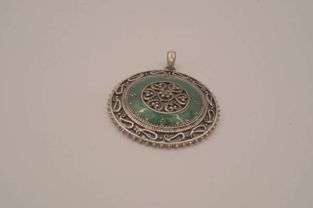Vintage filigree medallion pendant&nbsp;