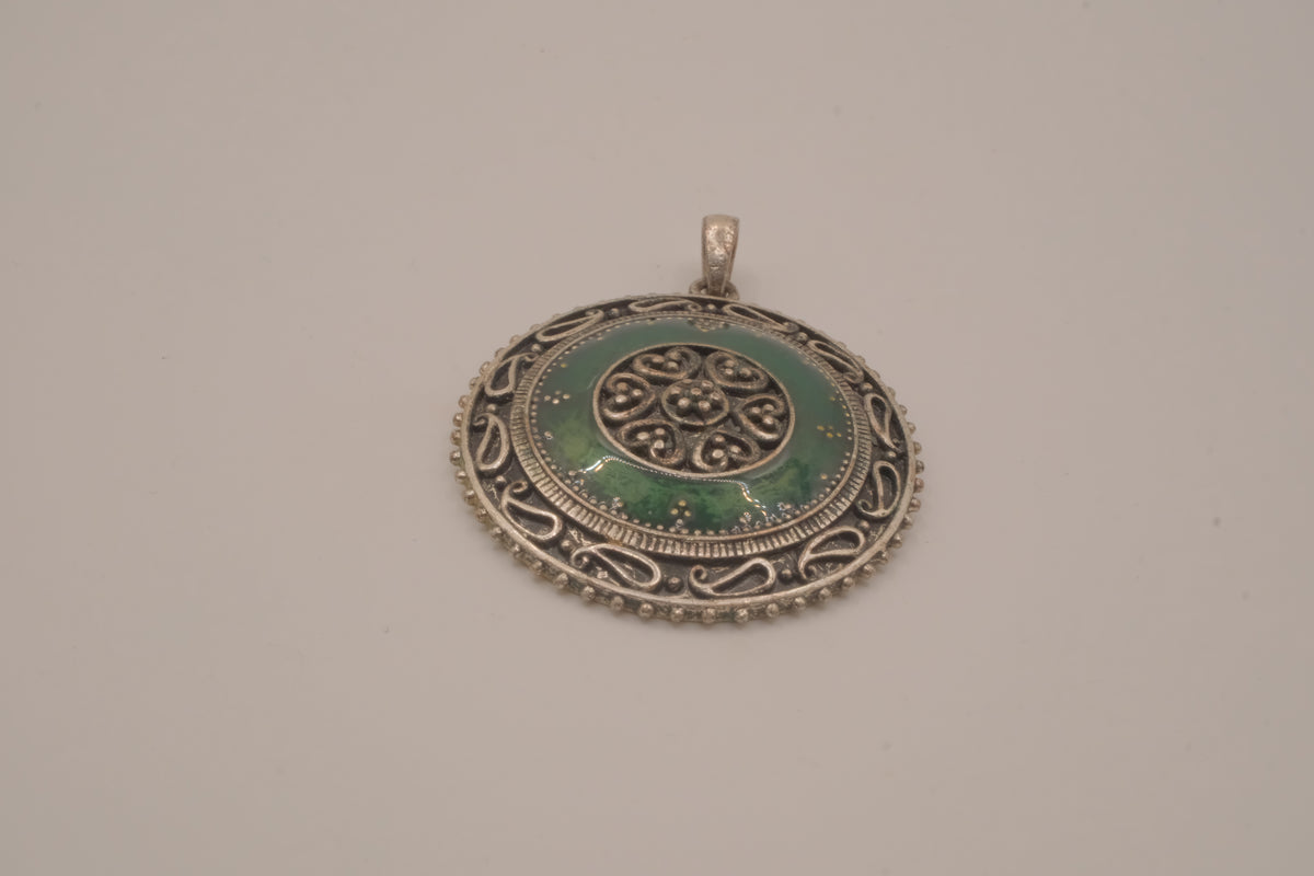 Vintage filigree medallion pendant&nbsp;